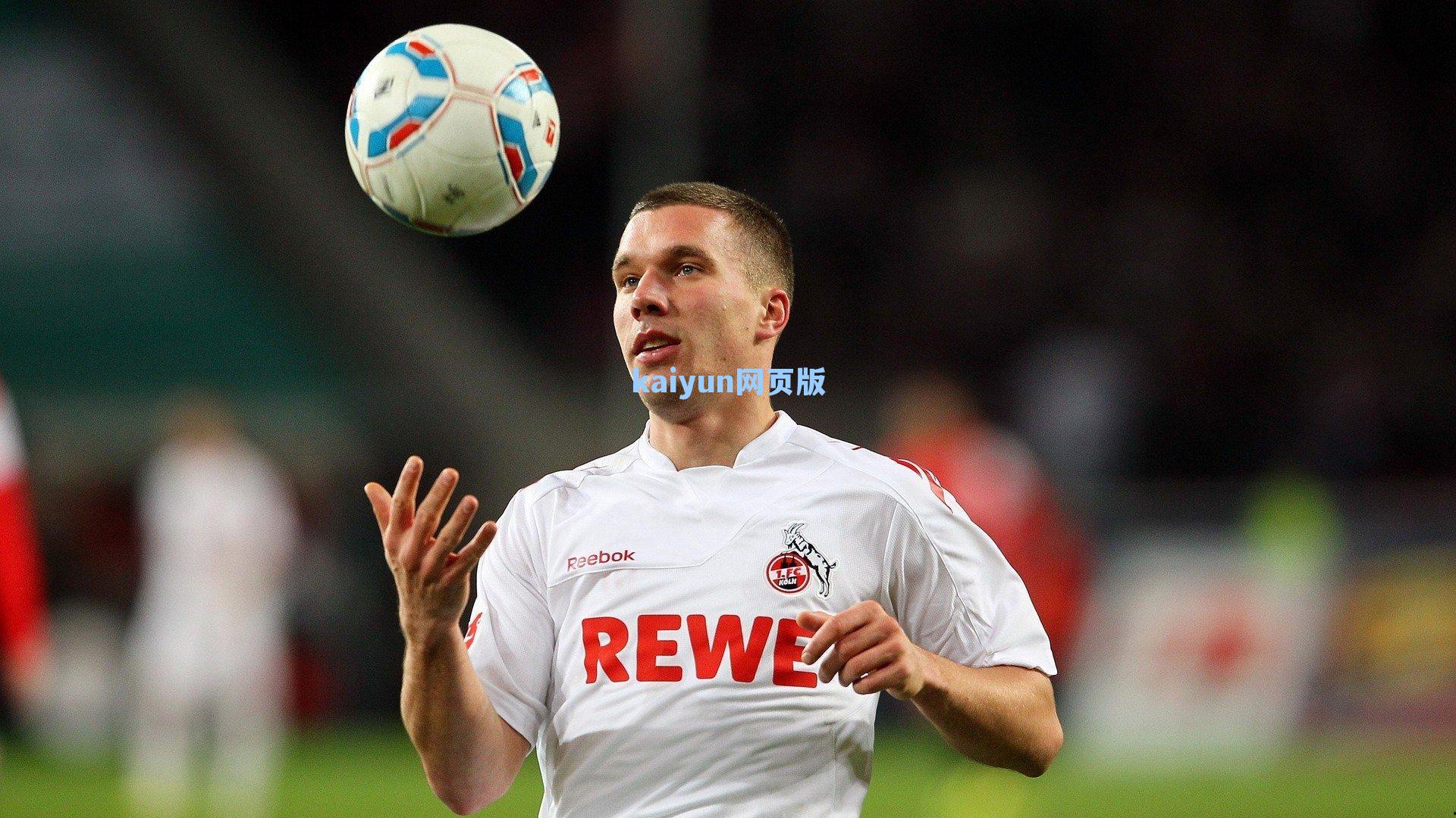 开云_偶遇球王！市民梅先生散步遇惊喜，情侣镜头意外捕获梅西低调身影